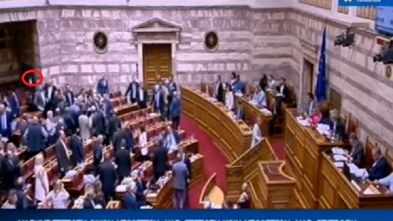 Δείτε τη στιγμή που βουλευτής της Χ.Α. πετάει μπουκάλι στον Δένδια – ΒΙΝΤΕΟ