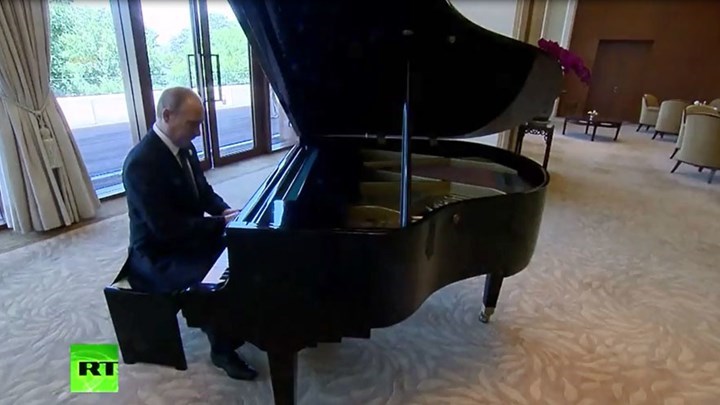 Έφταιγε το πιάνο για το “φάλτσο” του Πούτιν – ΒΙΝΤΕΟ