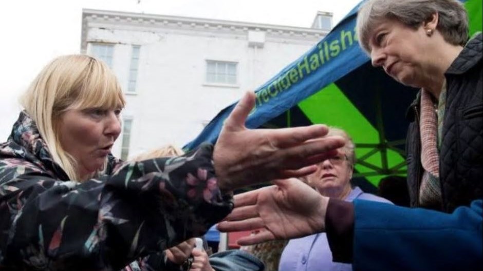 Η οργισμένη ψηφοφόρος που τα… έχωσε στην Μέι – ΒΙΝΤΕΟ