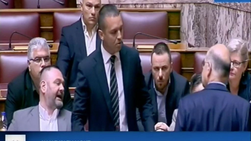 Γιατί το κανάλι της Βουλής δεν έδειξε την επίθεση του Κασιδιάρη στον Δένδια – ΒΙΝΤΕΟ