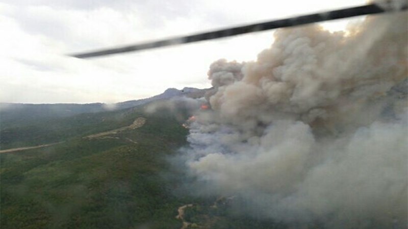 H φωτιά στους Αγίους Θεοδώρους μέσα από ένα Σινούκ – ΦΩΤΟ