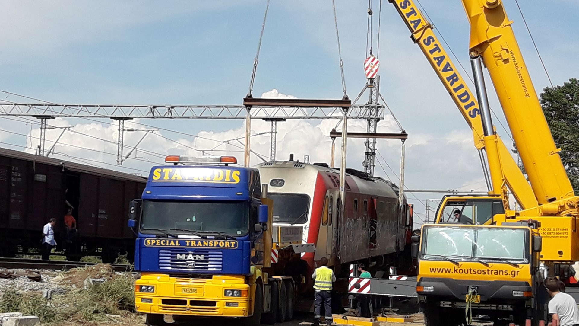 Η στιγμή της απομάκρυνσης των βαγονιών του μοιραίου τρένου – ΦΩΤΟ