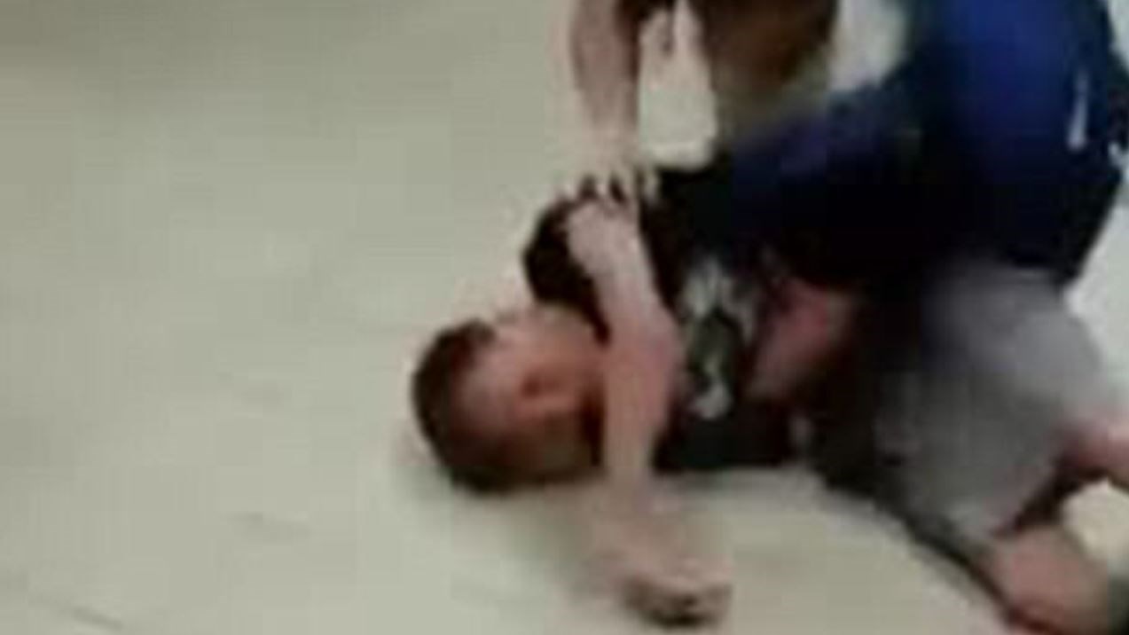 Έβαλε τον νταή του σχολείου για… “ύπνο” – ΒΙΝΤΕΟ
