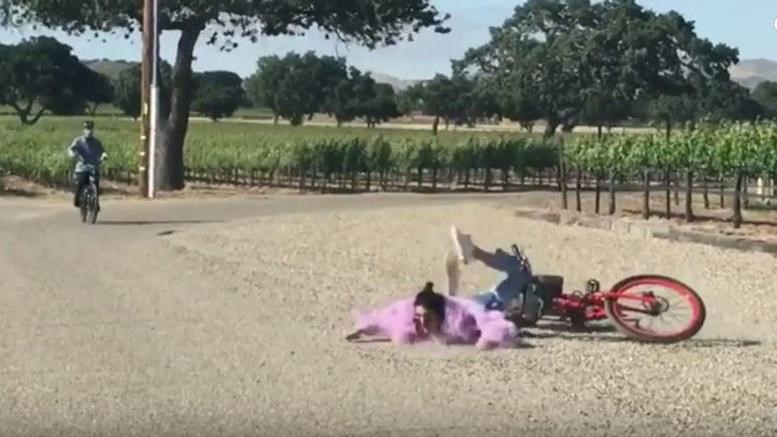 Η ξεκαρδιστική τούμπα της Κένταλ Τζένερ με το ποδήλατο – ΒΙΝΤΕΟ