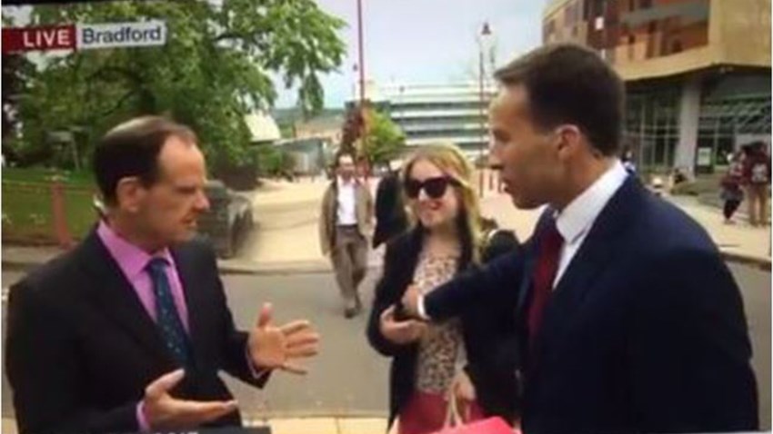 Σάλος από τη χειρονομία δημοσιογράφου του BBC σε περαστική – ΒΙΝΤΕΟ