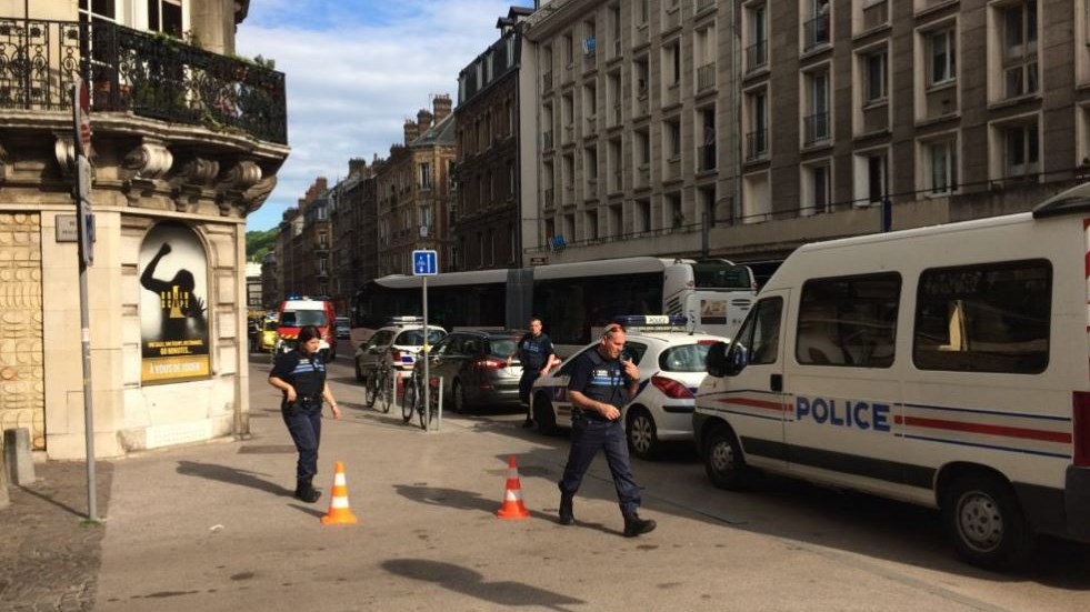 Επίθεση με μαχαίρι στη Γαλλία – Πληροφορίες για έναν νεκρό – ΒΙΝΤΕΟ