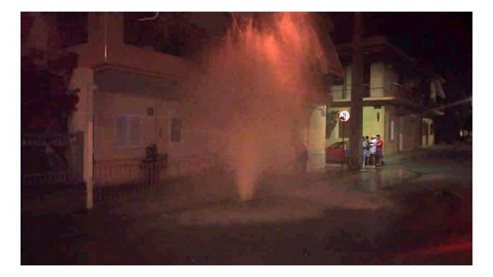 Πάτρα: Μεταμεσονύκτιο… συντριβάνι ξεσήκωσε ολόκληρη γειτονιά – ΦΩΤΟ