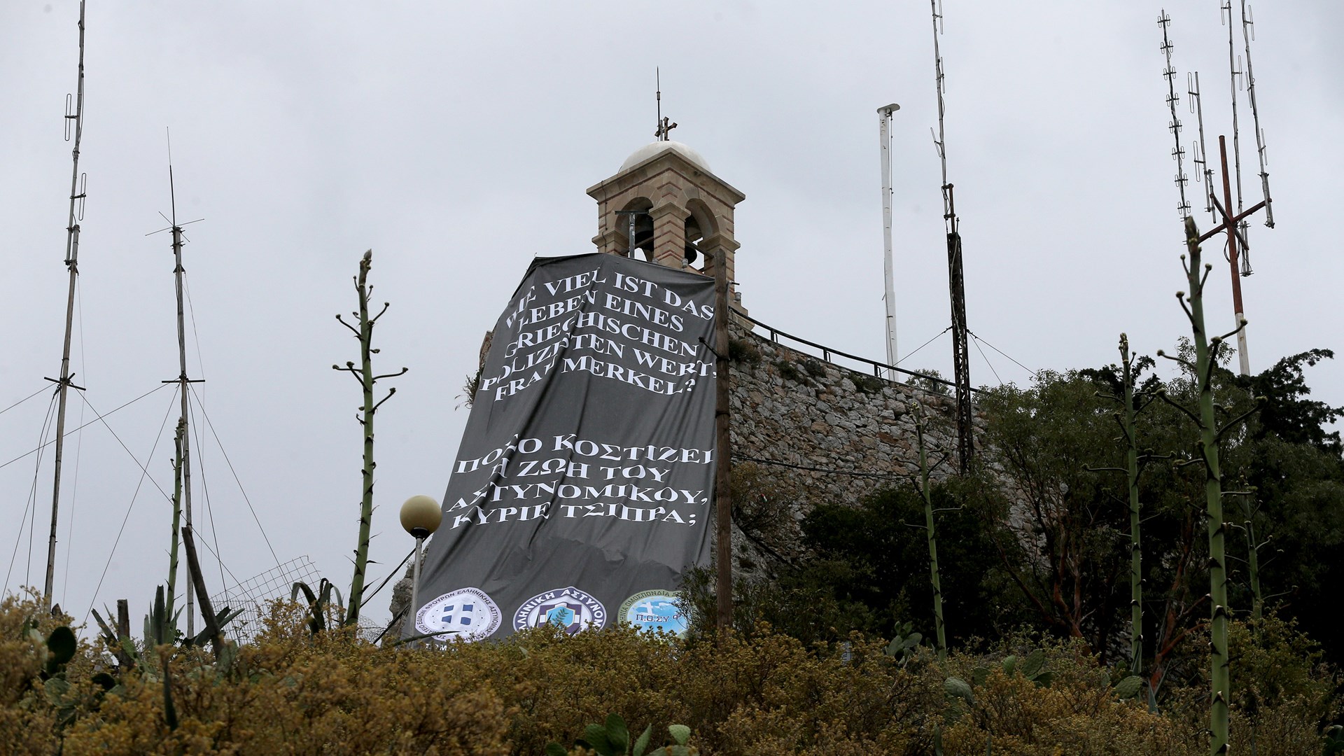 Το πανό που κρέμασαν οι ειδικοί φρουροί στον Λυκαβηττό – ΦΩΤΟ