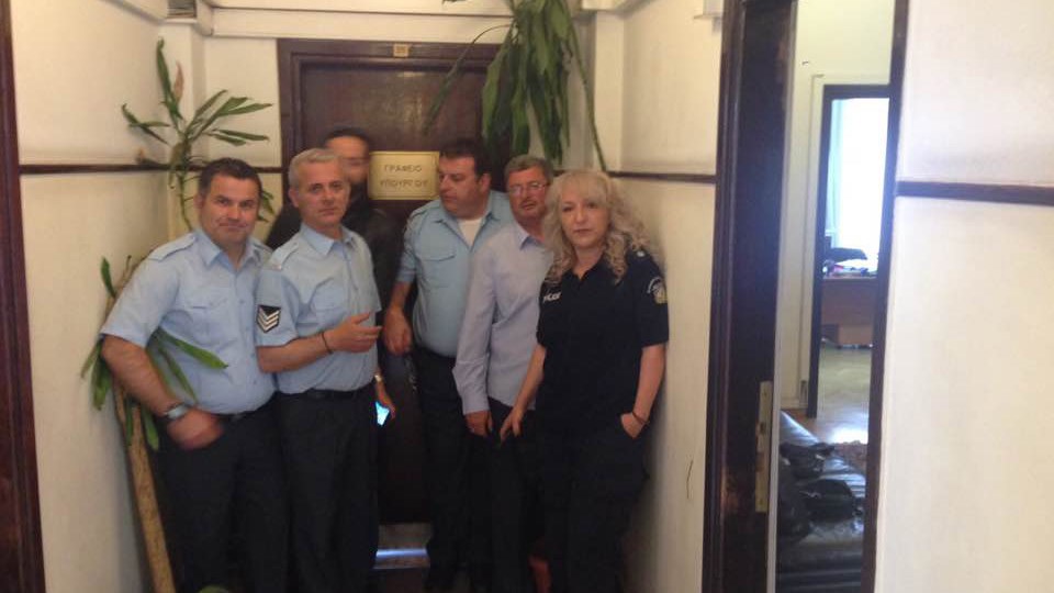 Εκπρόσωποι των ενστόλων εισέβαλαν στο γραφείο του Χουλιαράκη στο Γενικό Λογιστήριο του Κράτους – ΦΩΤΟ