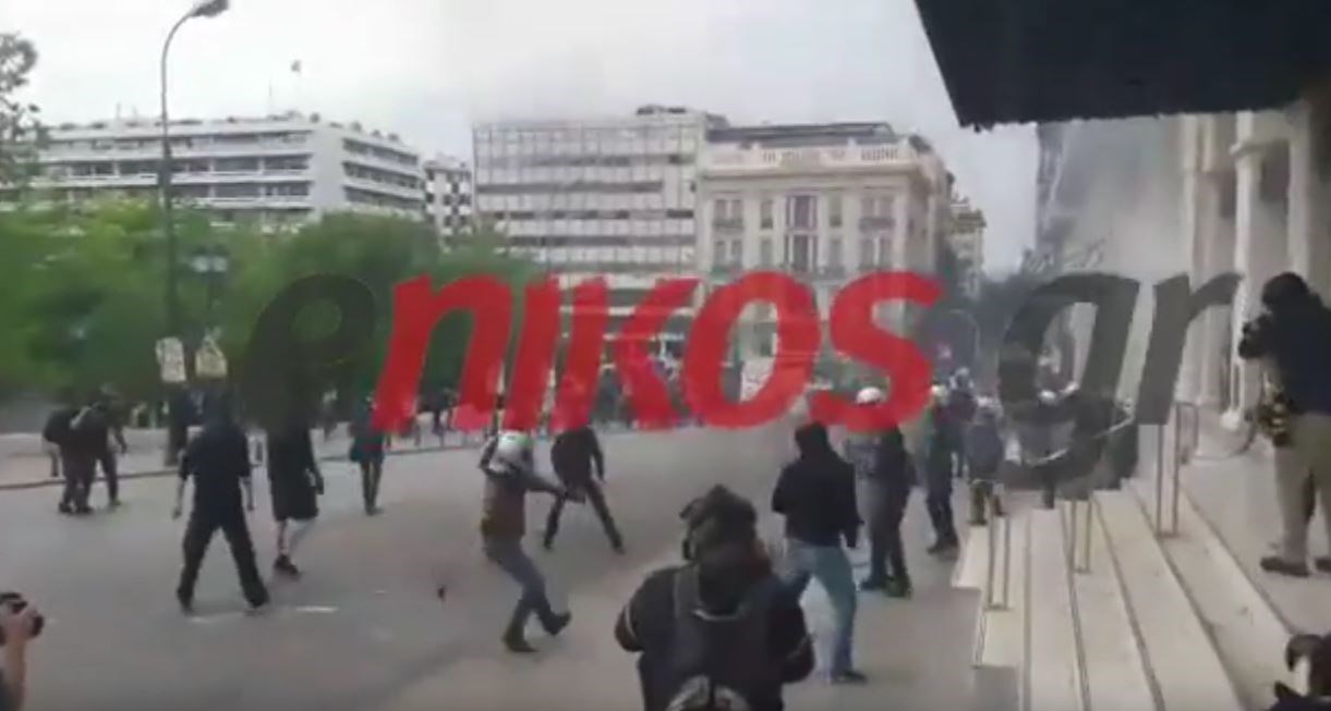 Ένταση και επεισόδια στο Σύνταγμα – ΒΙΝΤΕΟ