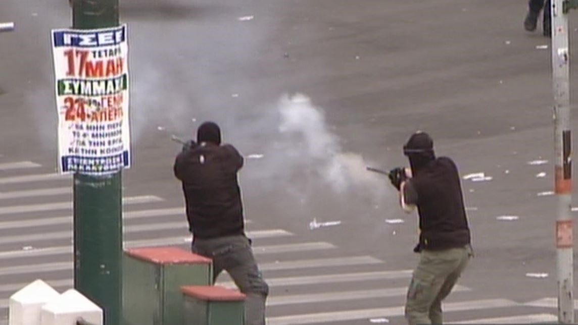 Οι πρώτες εικόνες από τα επεισόδια στο Σύνταγμα – ΦΩΤΟ – ΤΩΡΑ