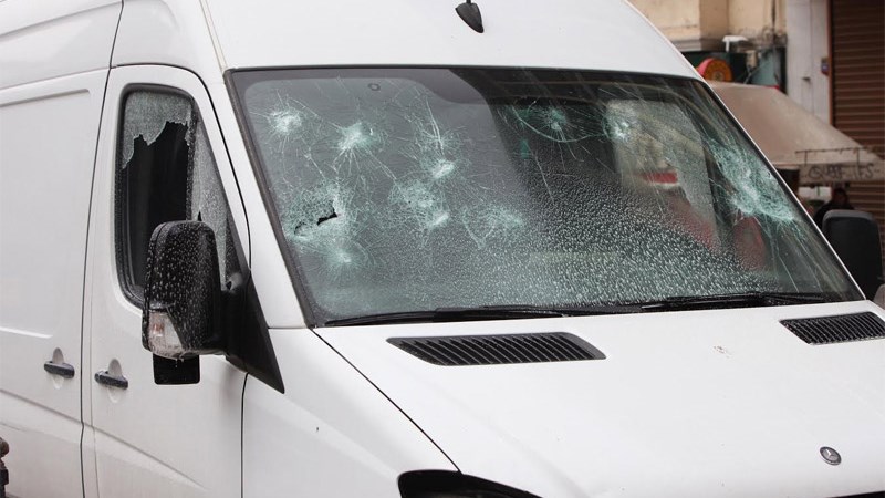 Επεισόδια και στην Ομόνοια – Επίθεση σε βαν τηλεοπτικού σταθμού – ΦΩΤΟ