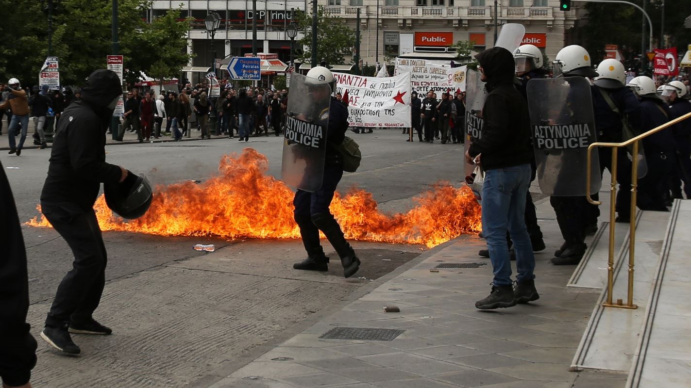 Νέες ΦΩΤΟ από τα επεισόδια στην Πλατεία Συντάγματος