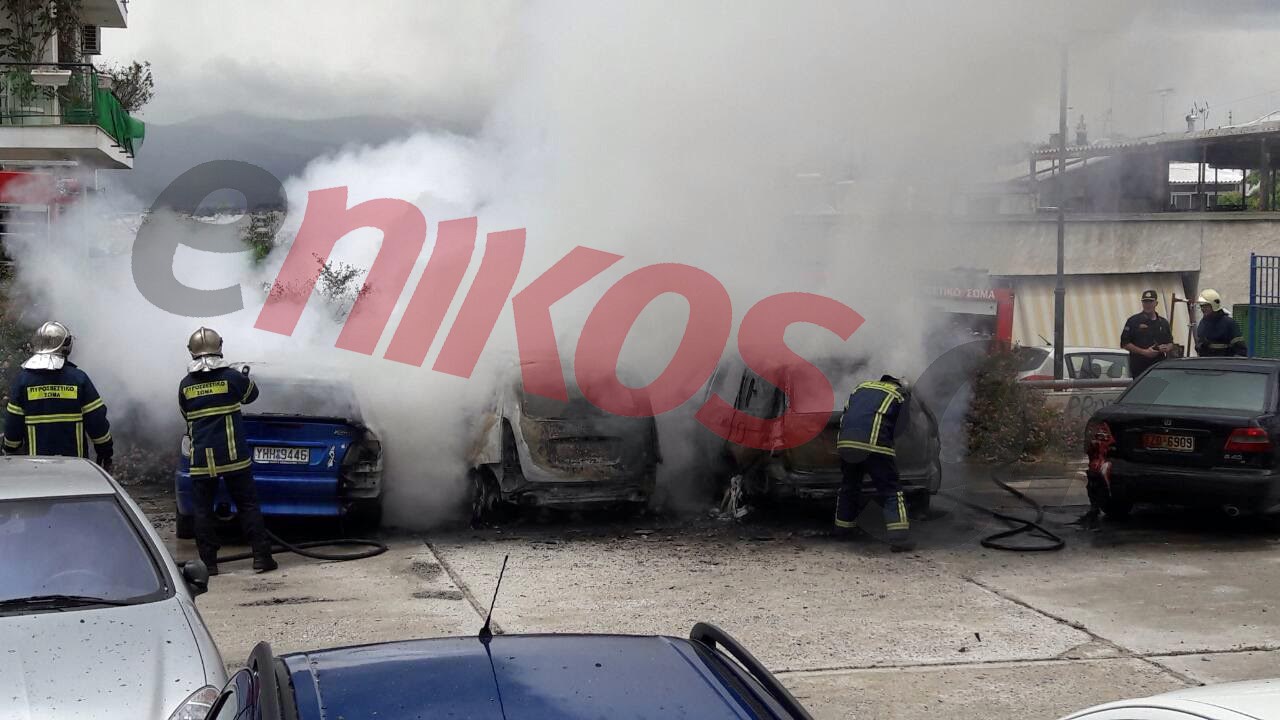 Καίγονται αυτοκίνητα στα Εξάρχεια – ΦΩΤΟ – ΤΩΡΑ