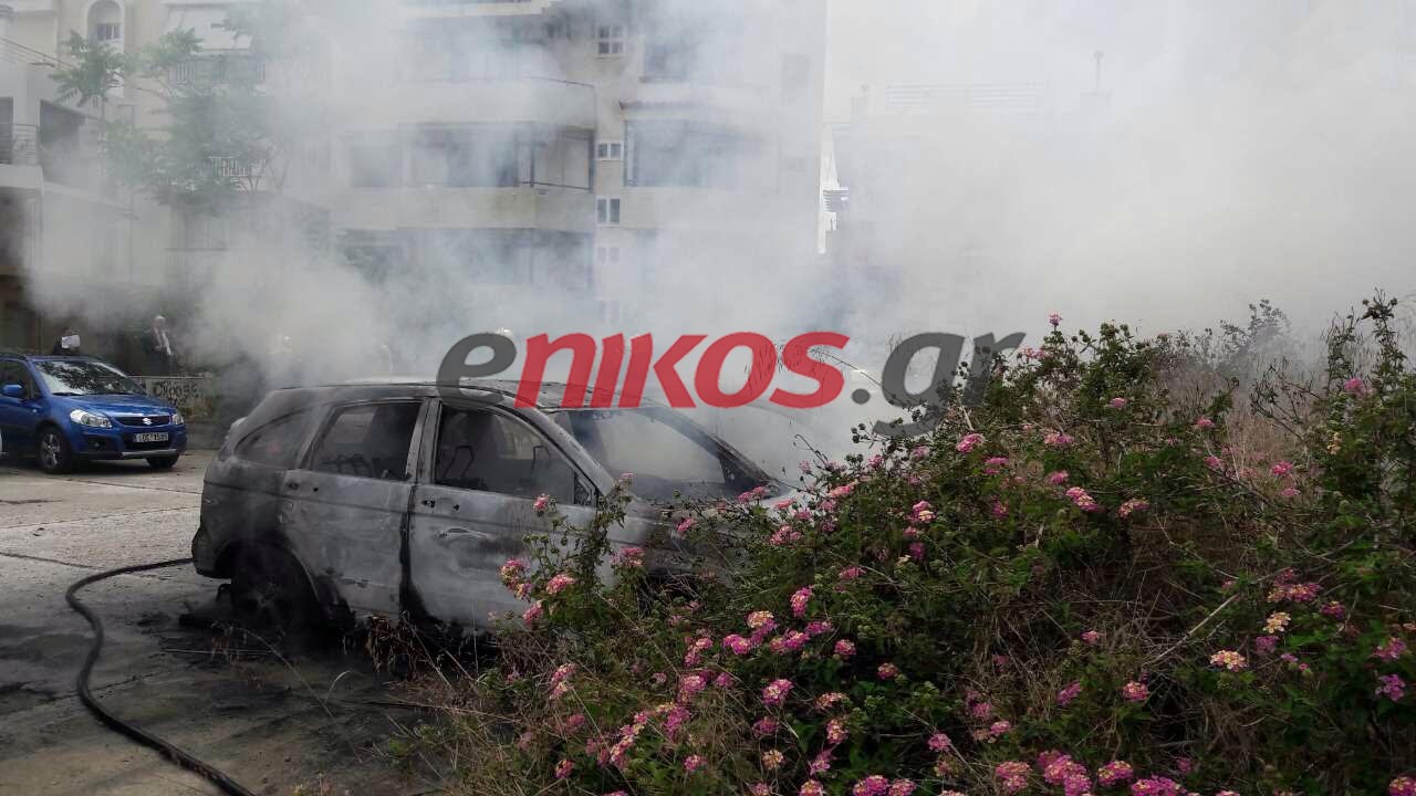 Νέες ΦΩΤΟ από τη φωτιά σε αυτοκίνητα στα Εξάρχεια