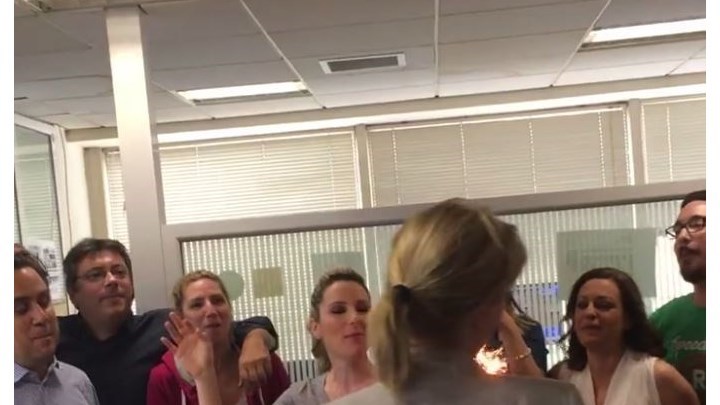 Η έκπληξη γενεθλίων στη Σία Κοσιώνη από τους συναδέλφους της – ΒΙΝΤΕΟ