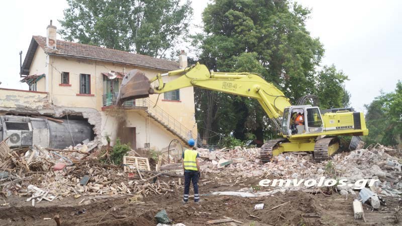Κατεδαφίστηκε το κτίριο στο Άδενδρο για να απομακρυνθεί η μηχανή της μοιραίας αμαξοστοιχίας – ΒΙΝΤΕΟ – ΦΩΤΟ