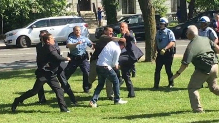 Ξύλο με σωματοφύλακες του Ερντογάν και Κούρδους έξω από κατοικία του Τούρκου Πρέσβη στις ΗΠΑ – ΒΙΝΤΕΟ