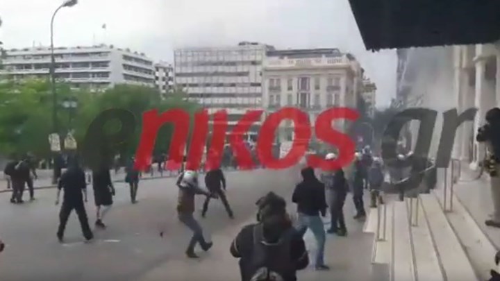 Τα επεισόδια και η φωτιά στα Εξάρχεια – ΦΩΤΟ – ΒΙΝΤΕΟ