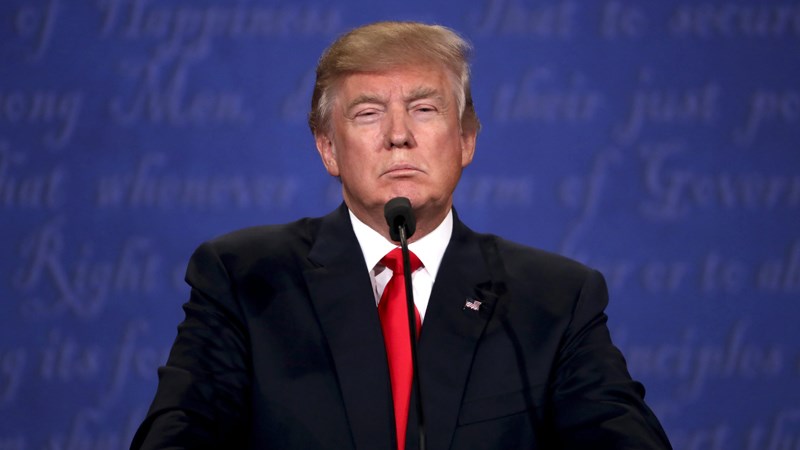 Χαμός στα γραφεία στοιχημάτων της Βρετανίας για τον Τραμπ – Τι “βλέπουν” για τη θητεία του