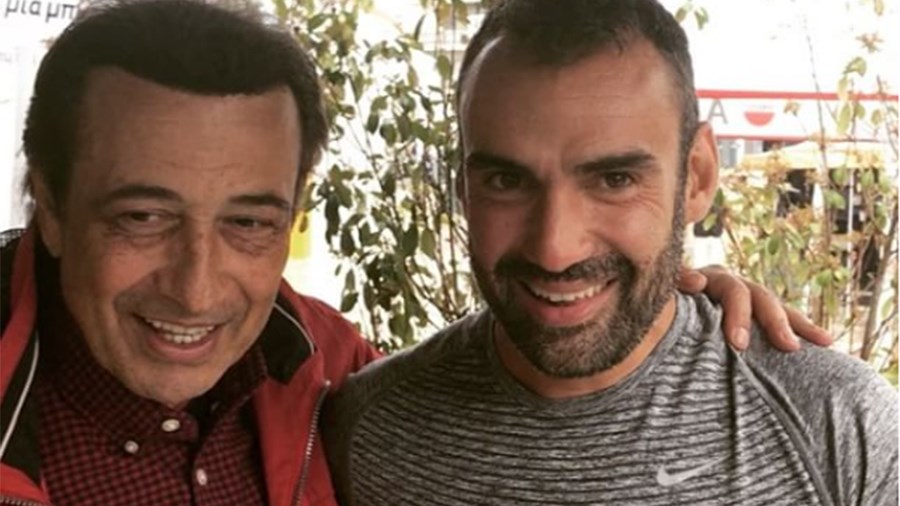 Ο Λάμπρος Χούτος τραγουδά… Αντύπα – ΒΙΝΤΕΟ