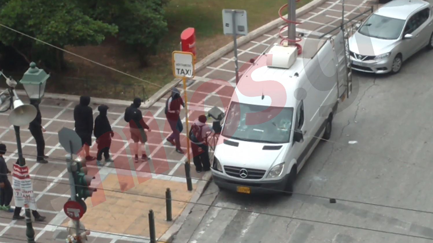 Βίντεο-ντοκουμέντο – Κουκουλοφόροι προσπαθούν ανενόχλητοι να κάψουν βαν τηλεοπτικού σταθμού