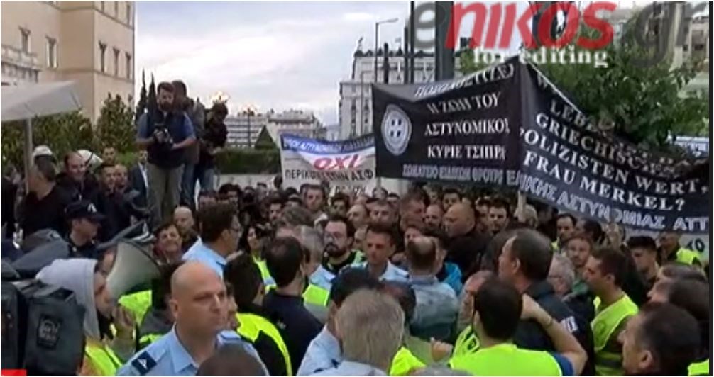 Ένταση στη Βουλή – Ένστολοι εναντίον ενστόλων – ΒΙΝΤΕΟ