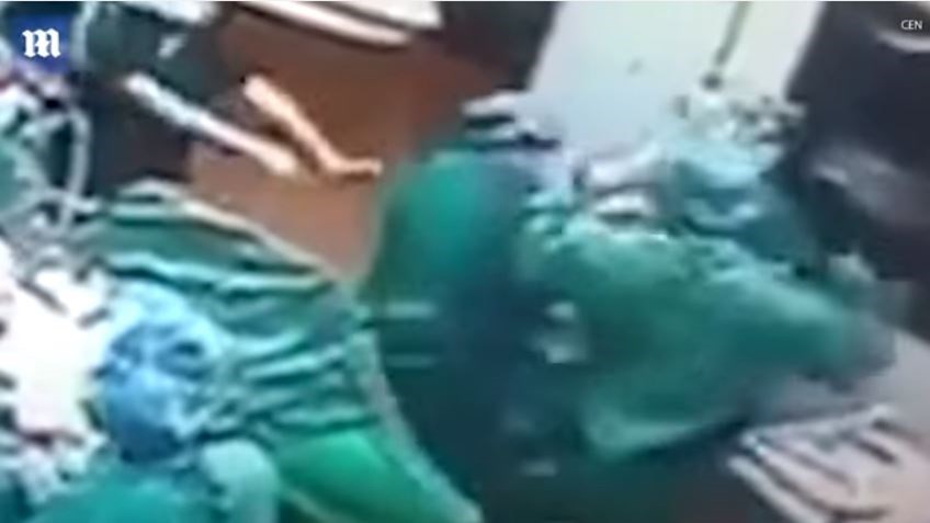 Γιατρός γρονθοκόπησε νοσοκόμα στο χειρουργείο – ΒΙΝΤΕΟ