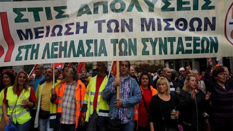 Υπό πολιορκία από τα συνδικάτα η Βουλή την ώρα της ψηφοφορίας για τα μέτρα 4,9 δισ. ευρώ