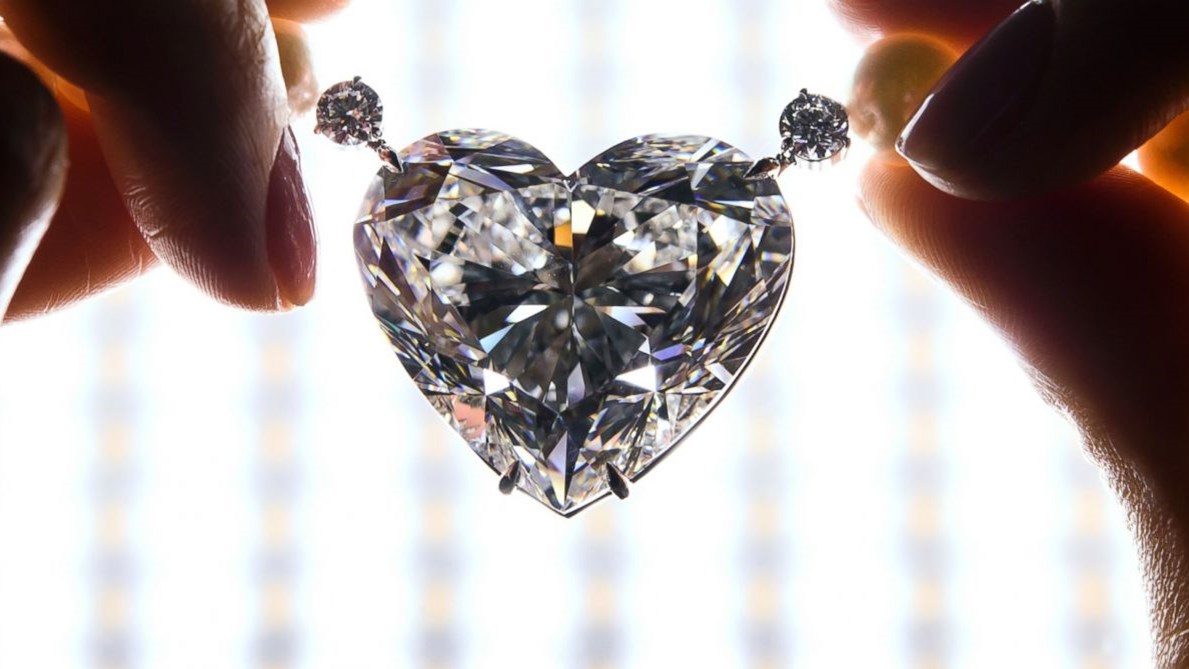 Σε τιμή ρεκόρ πωλήθηκε το μεγαλύτερο “άψογο” διαμάντι σε σχήμα καρδιάς – ΦΩΤΟ