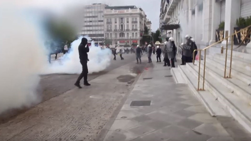 Καρέ-καρέ η μάχη των κουκουλοφόρων με τα ΜΑΤ στο Σύνταγμα – ΒΙΝΤΕΟ