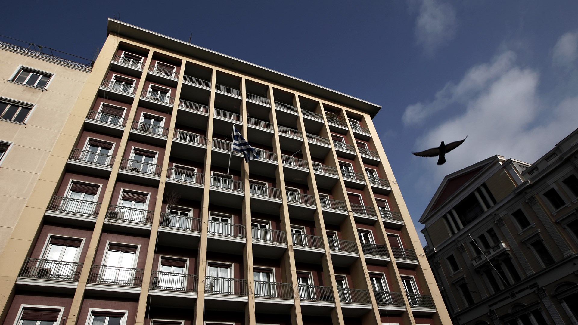 Συγκέντρωση συμβασιούχων των δήμων έξω από το υπουργείο Εσωτερικών – ΤΩΡΑ