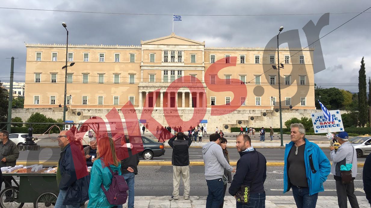 Οι πρώτοι διαδηλωτές έξω από τη Βουλή – ΦΩΤΟ – ΤΩΡΑ