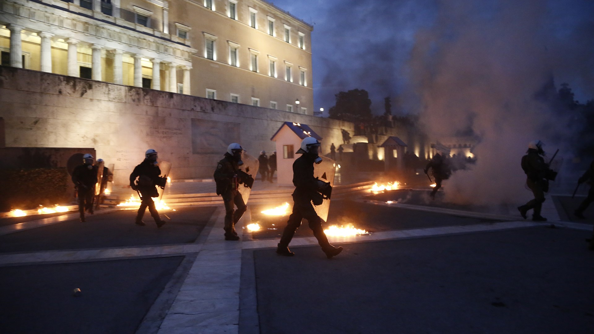 LIVE – Εικόνα από τη διαδήλωση έξω από τη Βουλή