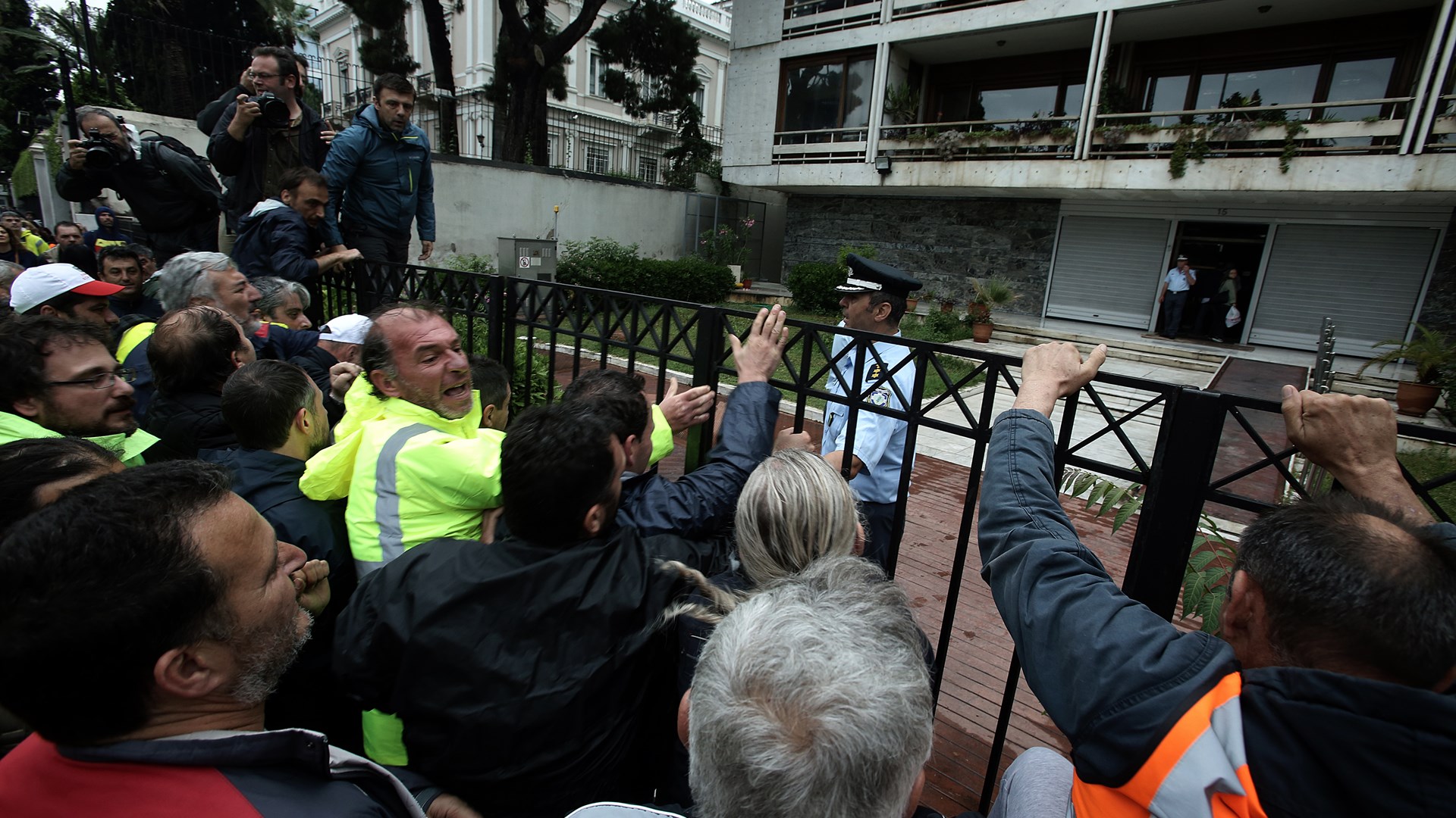 Συμβασιούχοι ξήλωσαν την είσοδο του υπουργείου Διοικητικής Ανασυγκρότησης – ΒΙΝΤΕΟ