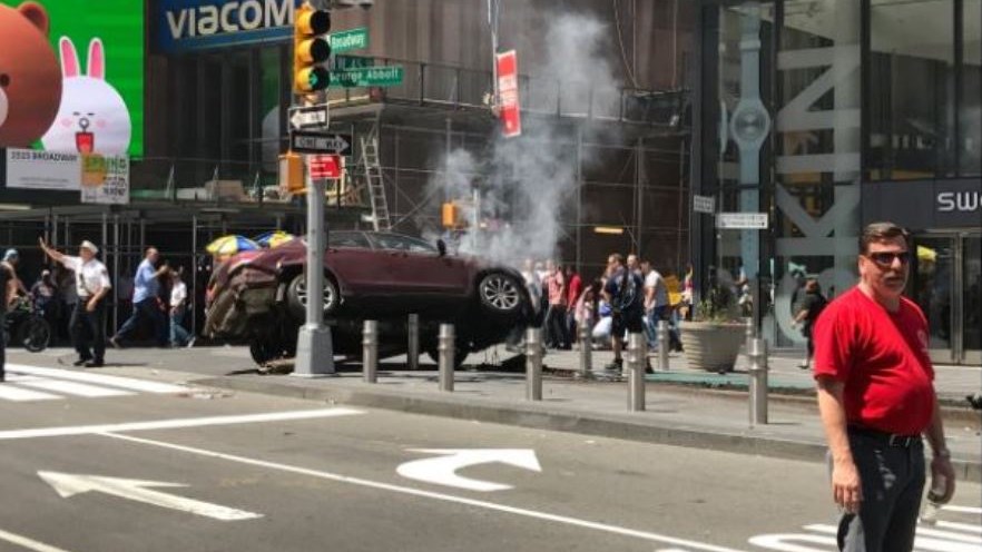 Live εικόνα από το σημείο όπου αυτοκίνητο έπεσε σε πεζούς στη Νέα Υόρκη