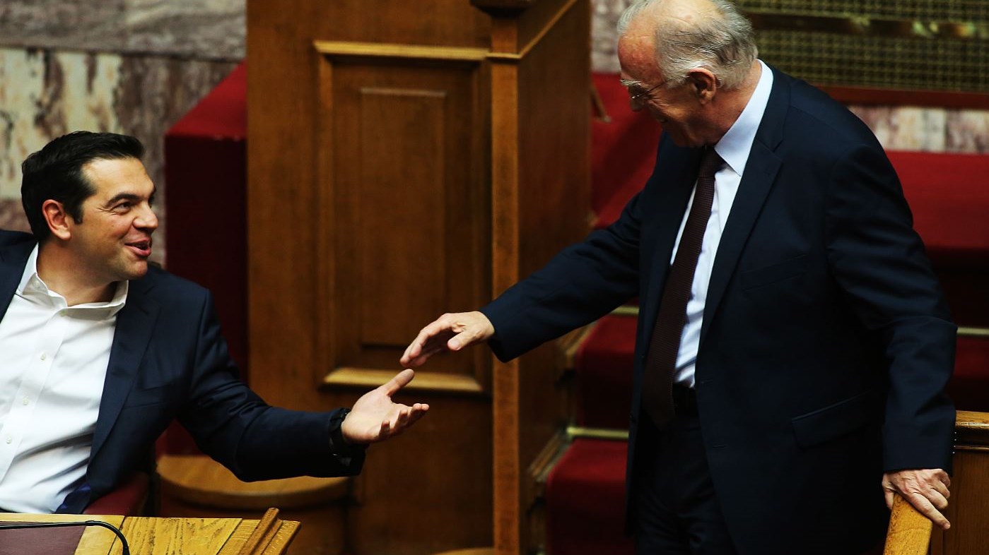 Η θερμή χειραψία και τα χαμόγελα Τσίπρα – Λεβέντη – ΦΩΤΟ