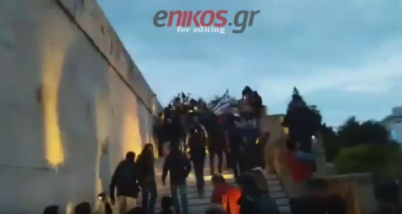 Διαδηλωτές επιχείρησαν να σπάσουν τον αστυνομικό κλοιό έξω από τη Βουλή – ΒΙΝΤΕΟ