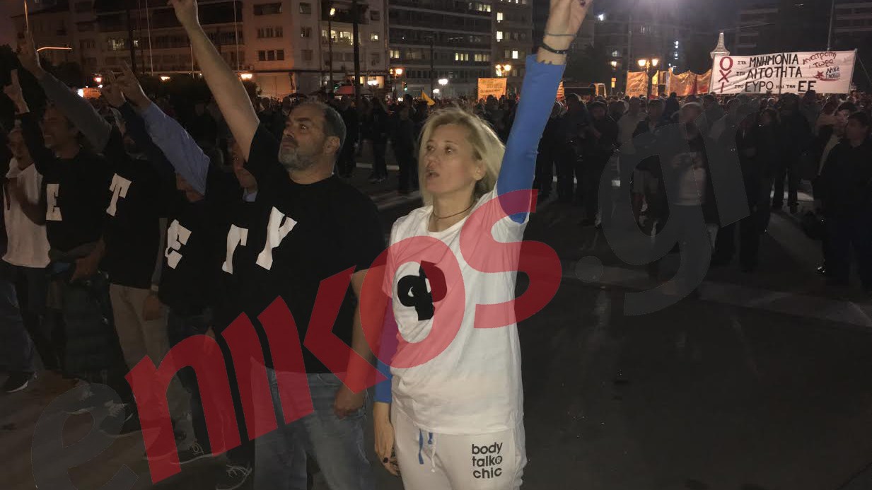 Η Ραχήλ Μακρή έξω από τη Βουλή με μπλουζάκι που γράφει “φρουρά φρουρά” – ΦΩΤΟ – ΤΩΡΑ