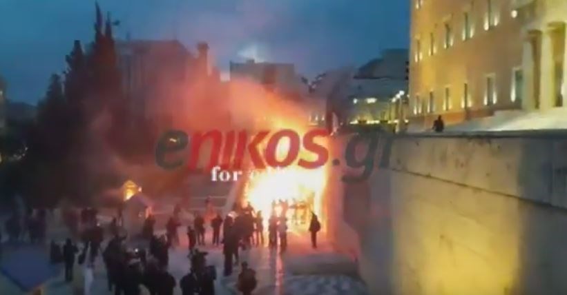 ΒΙΝΤΕΟ από τα επεισόδια έξω από τη Βουλή – Έκαψαν το φυλάκιο μπροστά από το μνημείο του Αγνώστου Στρατιώτη