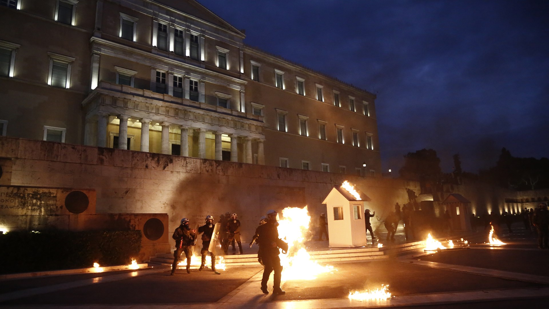 Νέες ΦΩΤΟ από τα επεισόδια έξω από τη Βουλή – ΦΩΤΟ