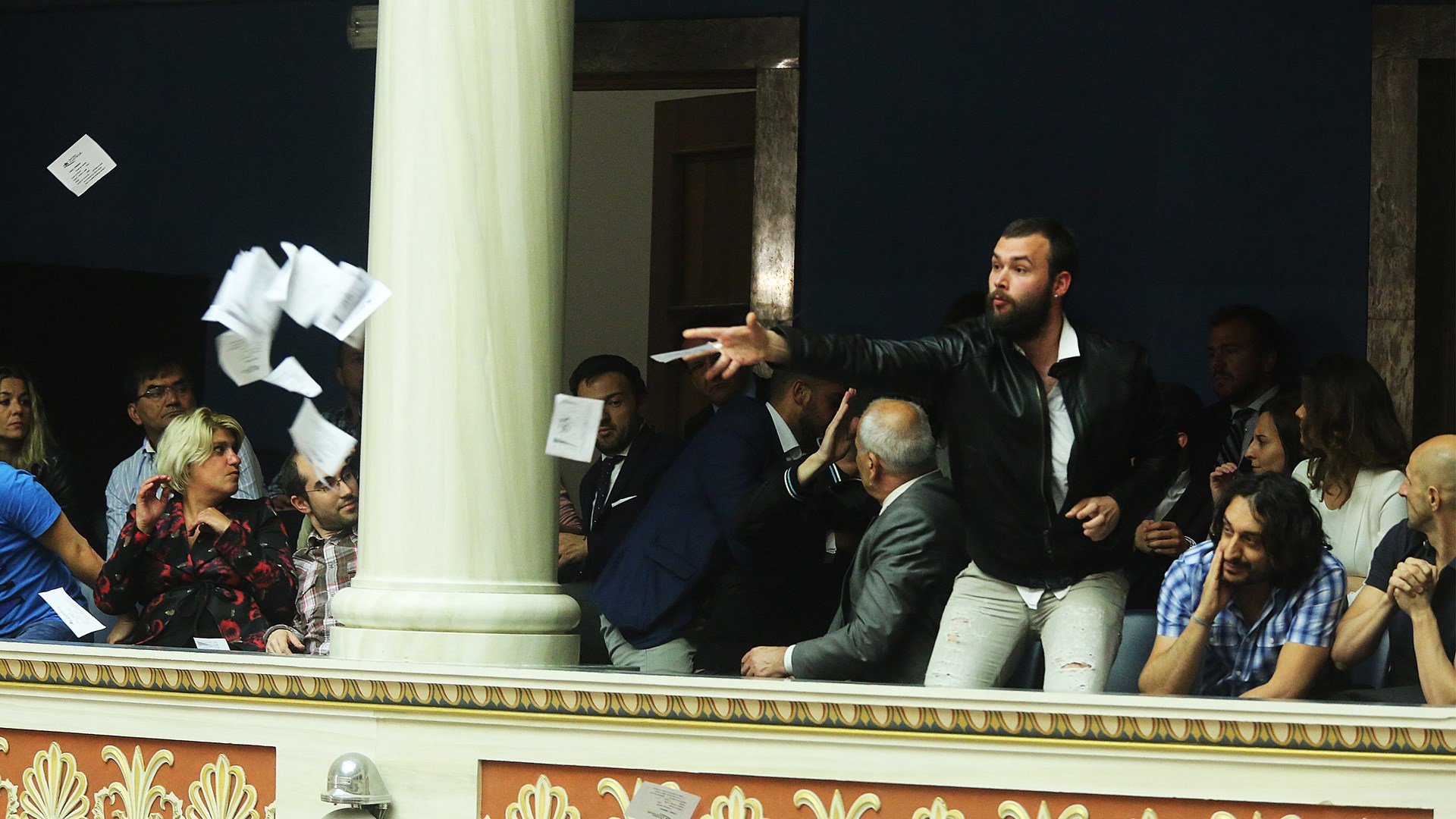 Η στιγμή που μέλη της ΛΑΕ πέταξαν φυλλάδια στην Ολομέλεια της Βουλής – ΦΩΤΟ