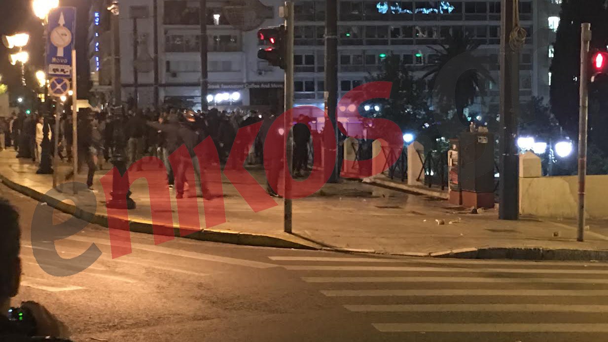 Πεδίο μάχης η πλατεία Συντάγματος – ΦΩΤΟ – ΤΩΡΑ