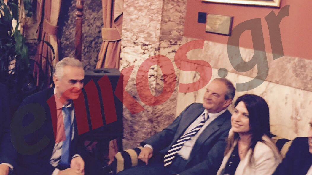 Ο Καραμανλής στο εντευκτήριο της Βουλής – ΦΩΤΟ