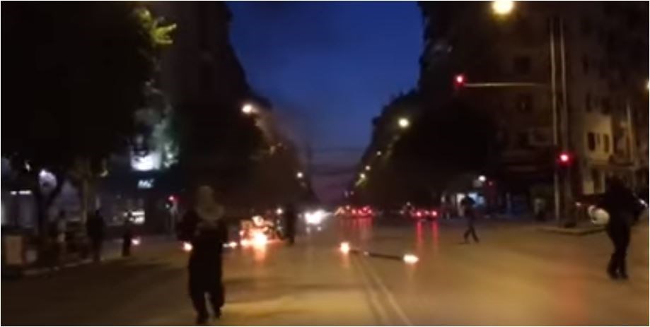 Επεισόδια στη Θεσσαλονίκη – Κουκουλοφόροι χτύπησαν άνδρα της τροχαίας και του έκαψαν τη μηχανή – ΒΙΝΤΕΟ