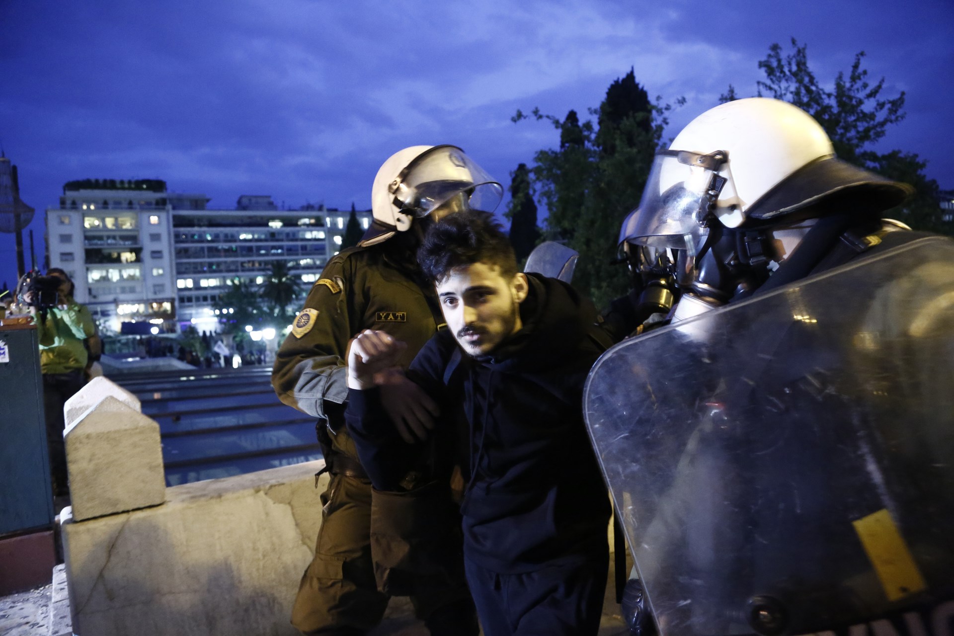 Μία σύλληψη και δύο προσαγωγές για τα επεισόδια στο Σύνταγμα