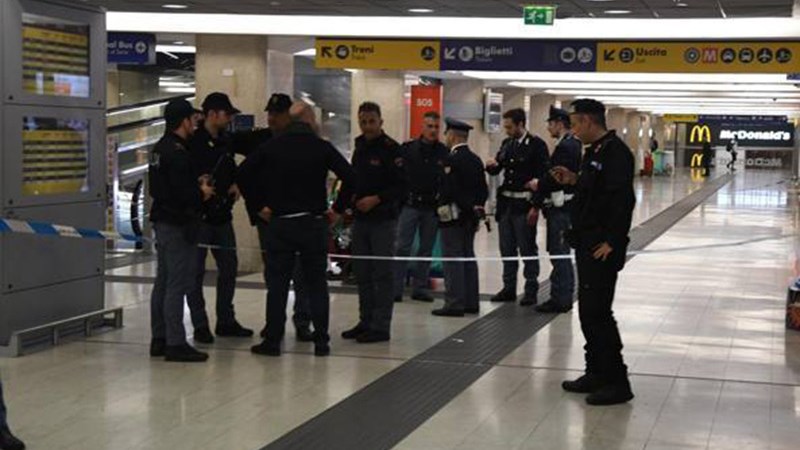 Άνδρας επιτέθηκε με μαχαίρι σε δύο ένστολους στο Μιλάνο