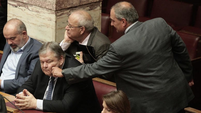 Το τσίμπημα του Καραμανλή στο μάγουλο του Βενιζέλου – ΦΩΤΟ