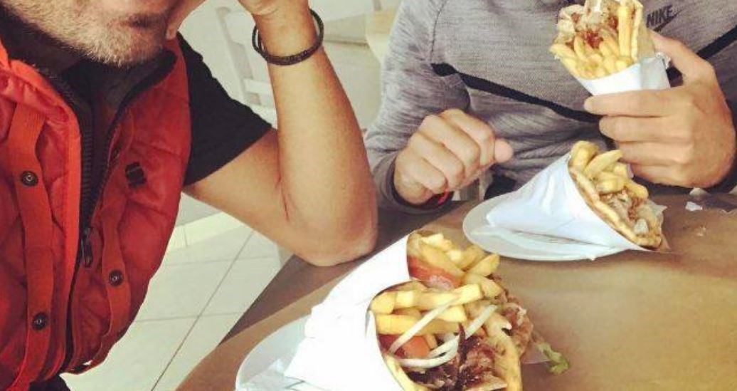 Πρώην «διάσημοι» του Survivor τρώνε σουβλάκια – ΦΩΤΟ