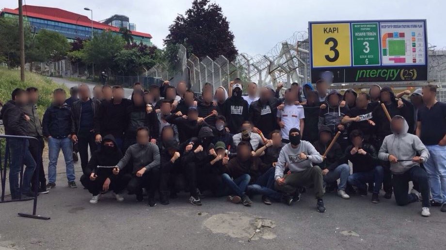 Σοκάρει η φωτογραφία Τούρκων οπαδών – Απειλούν με νέα επεισόδια